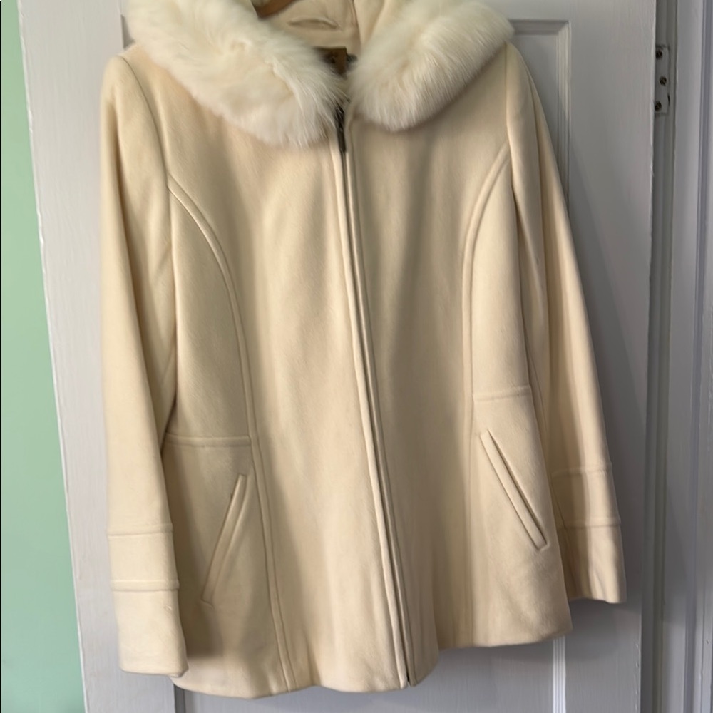 Elegant Cream Women's Coat with Faux Fur Collar
